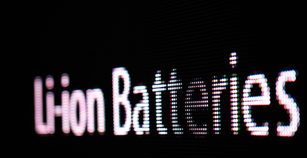 Les mots « Batteries li-ion » s’effacent sur un écran noir.