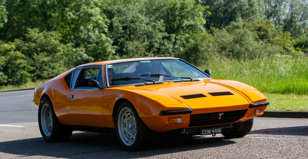 Une classique De Tomaso Pantera 1974 circulant sur une route de campagne