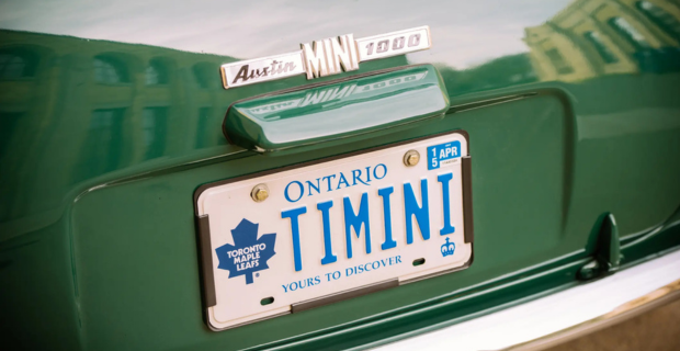 Gros plan sur une plaque d’immatriculation de l’Ontario sur une voiture de collection.