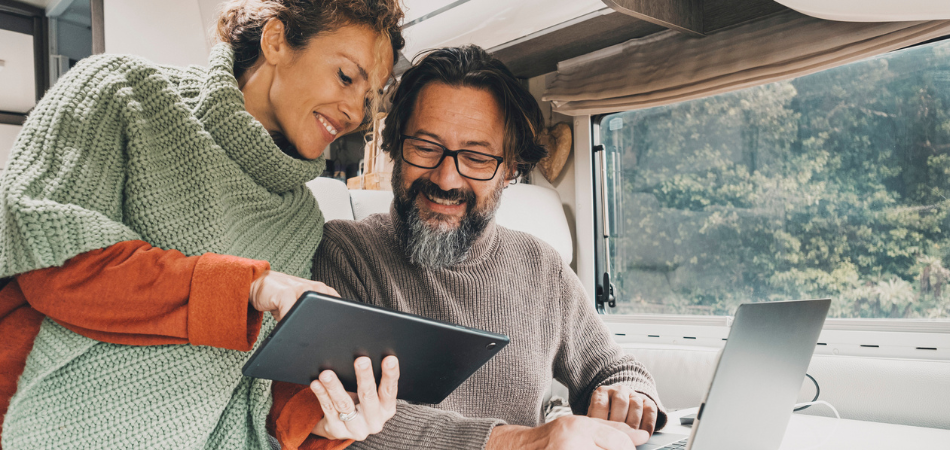 Un couple envisage de réserver un emplacement de camping pour la saison à venir et se prépare pour la saison des véhicules récréatifs.