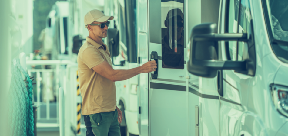 Homme en train de magasiner un VR.