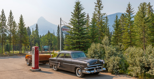 Voiture de collection et station-service à l’ancienne à l’entrée du canyon Johnston au parc national Banff, Canada.