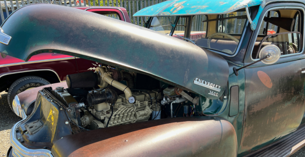 Une Chevrolet 3600 de 1950 avec fini patiné au salon de l’auto Rides and Rods 2023.