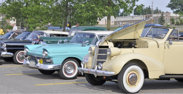 Une rangée de voitures anciennes de la réunion hebdomadaire de voitures classiques d’Hamilton, en Ontario.