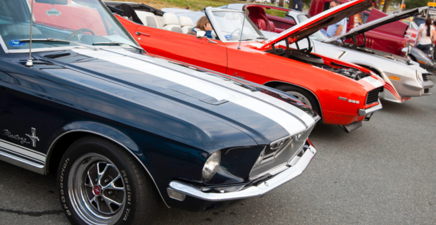 Une série de voitures musclées classiques une à côté de l’autre à une exposition de voitures de collection au Canada. 