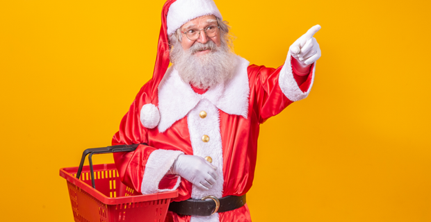 Père Noël tenant un panier vêtu d'un costume rouge et blanc