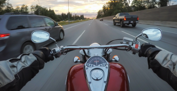 Une motocyclette est conduite durant un magnifique coucher de soleil. Photo prise à Surrey, dans le Grand Vancouver (Colombie-Britannique, Canada).