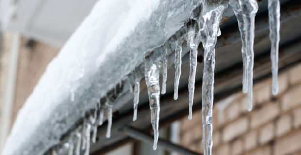 Accumulation de neige et de glace sur un toit