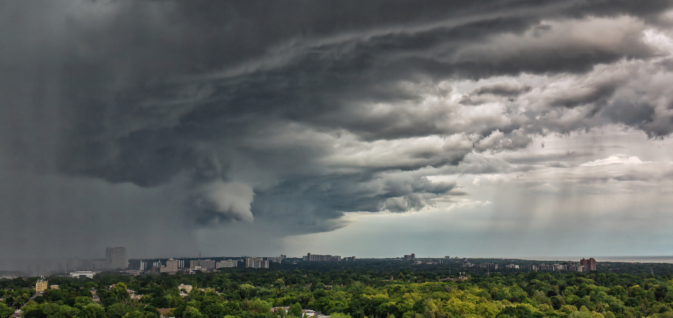 Nuages d’orage sombres au-dessus de l’est de Toronto dans le ciel estival.