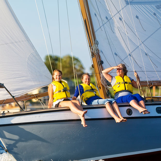 Une grand-mère, sa fille et sa petite-fille font de la voile ensemble