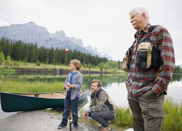 Trois générations d'Albertains - grand-père, père, fils - sur le point d'aller pêcher ensemble.