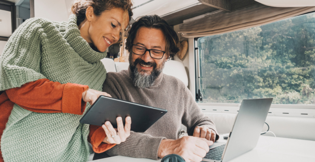 Un couple envisage de réserver un emplacement de camping pour la saison à venir et se prépare pour la saison des véhicules récréatifs.