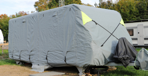 Un VR préparé pour l’hiver est protégé par une housse grise résistante aux intempéries, illustrant un exemple de préparation de votre VR pour l’hiver.