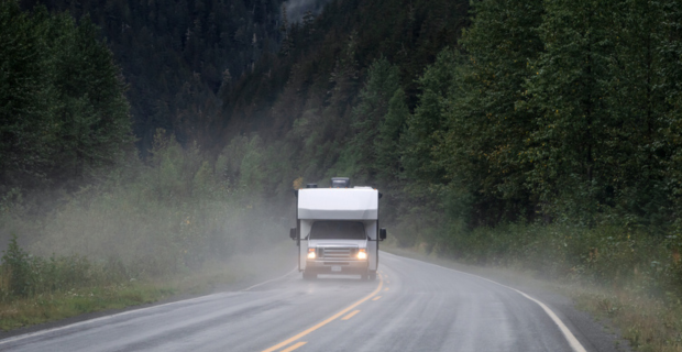 Motorisé circulant sous la pluie sur une autoroute isolée du nord-ouest de la Colombie-Britannique. 