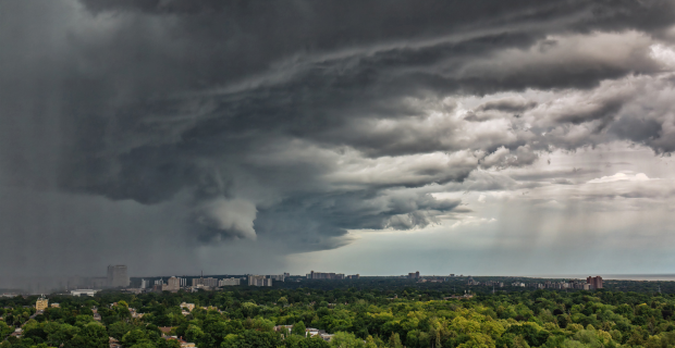 Nuages d’orage sombres au-dessus de l’est de Toronto dans le ciel estival.