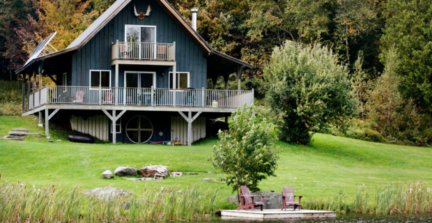 Chalet au bord du lac dans une région rurale du Québec, au Canada